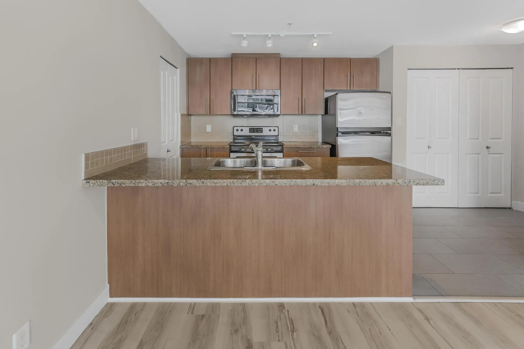 2605 898 Carnarvon Street