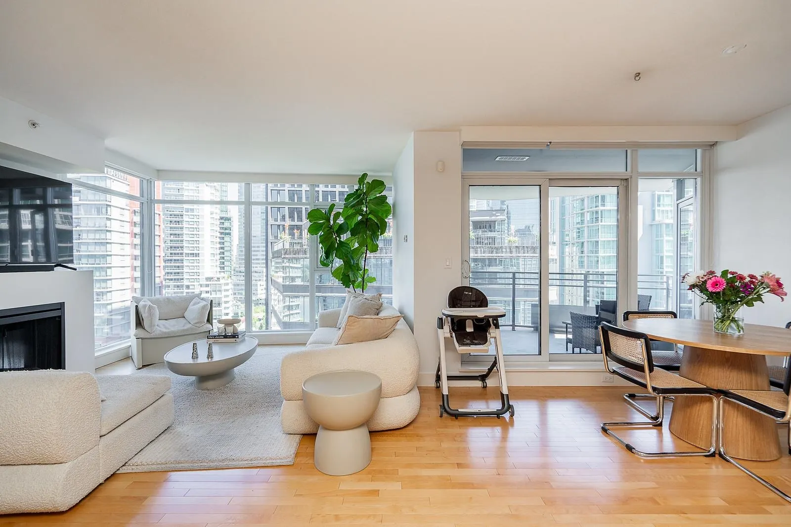 1904 1205 W Hastings Street