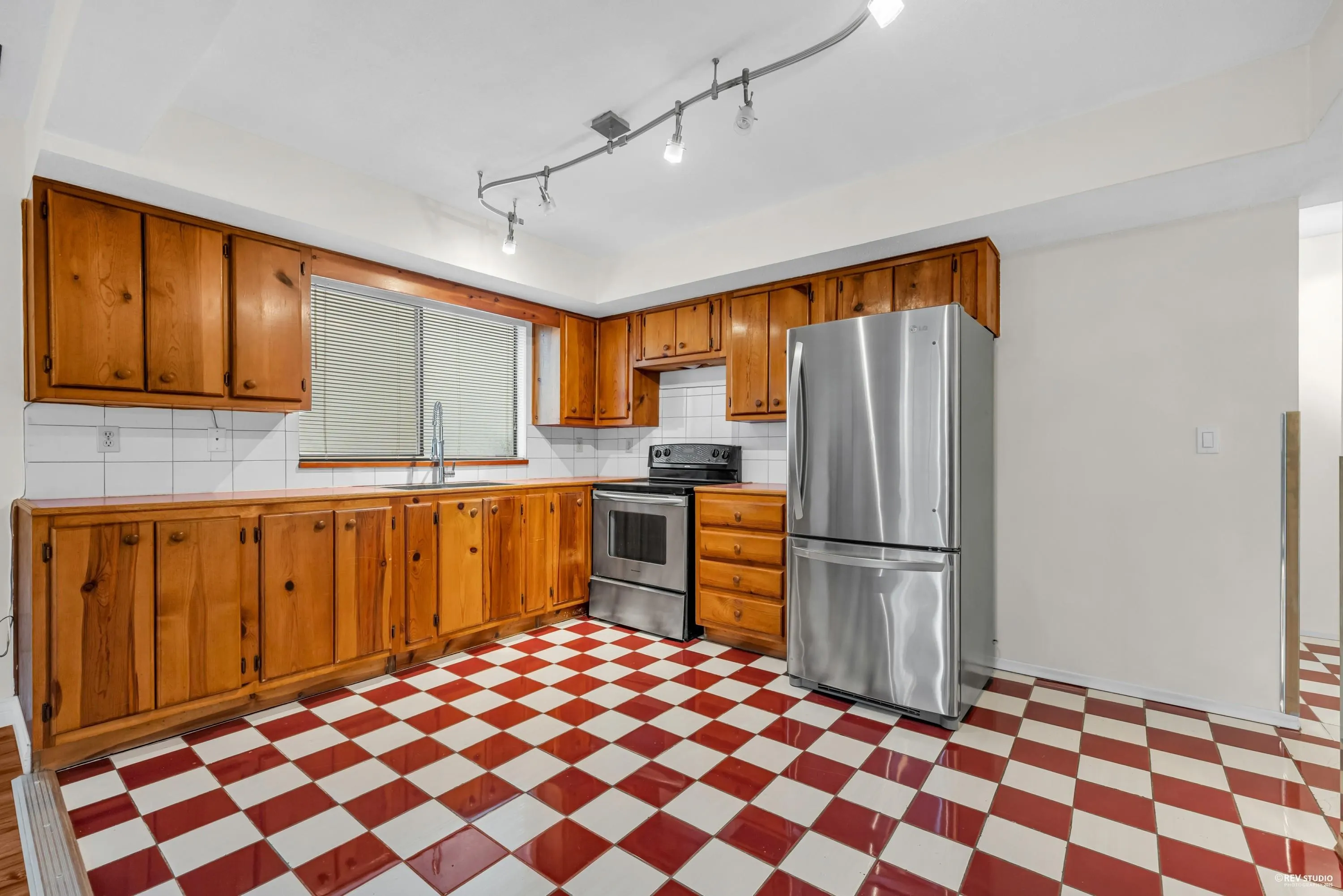 6760 Lakeview Avenue