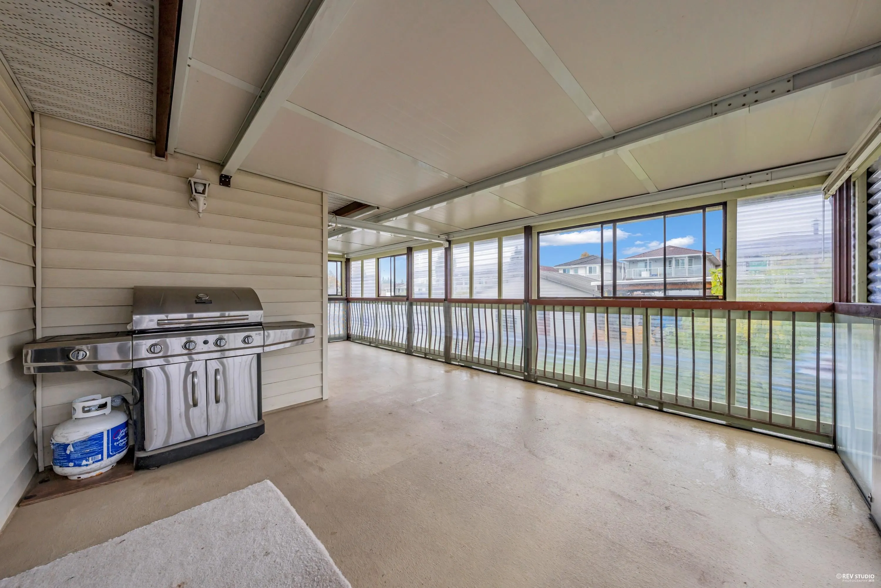 6760 Lakeview Avenue