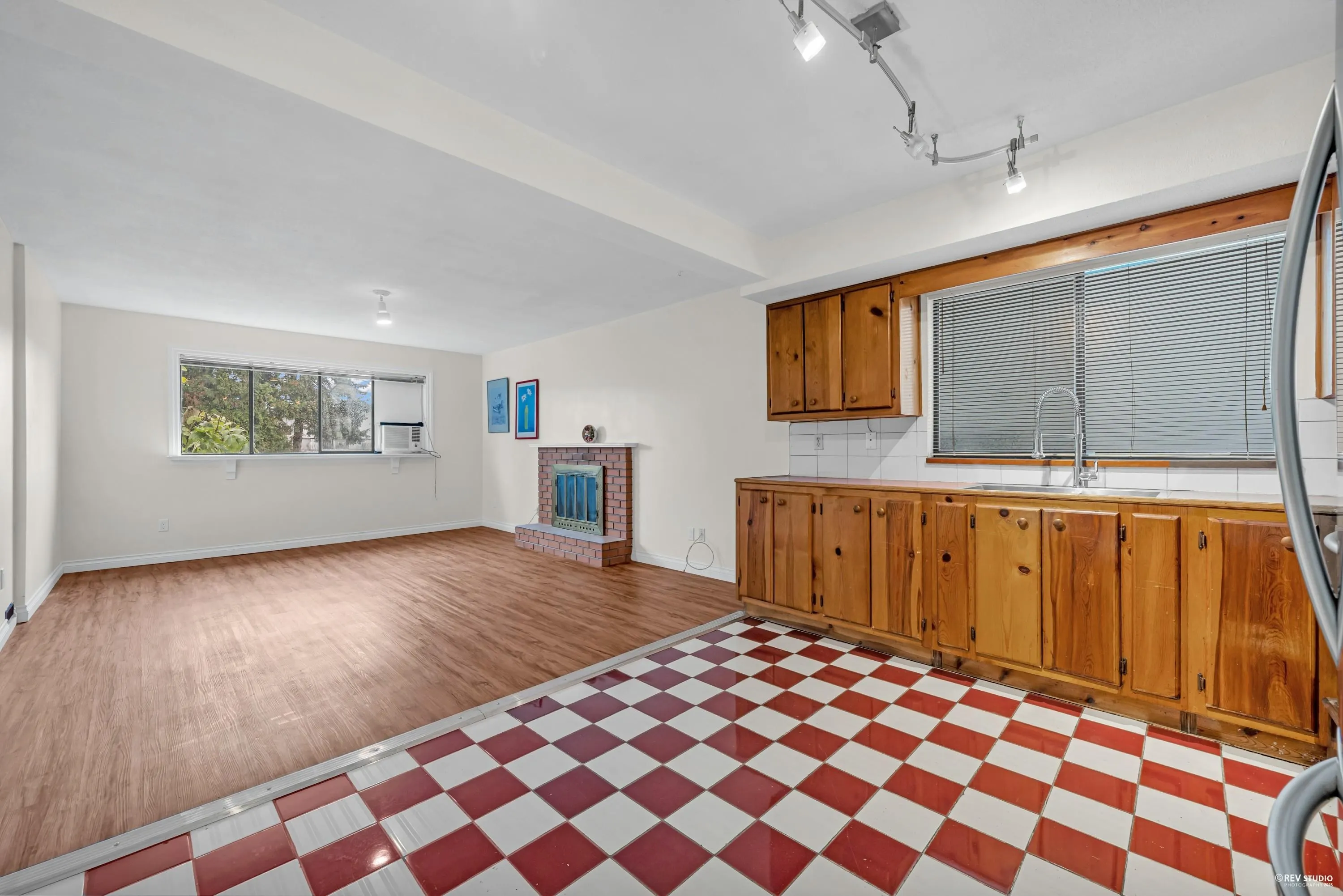 6760 Lakeview Avenue