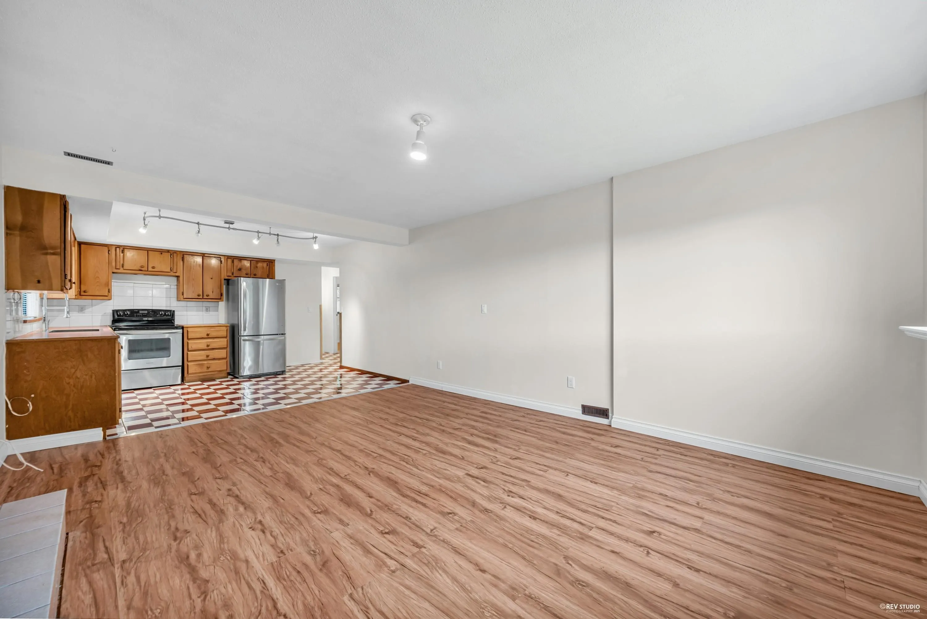 6760 Lakeview Avenue