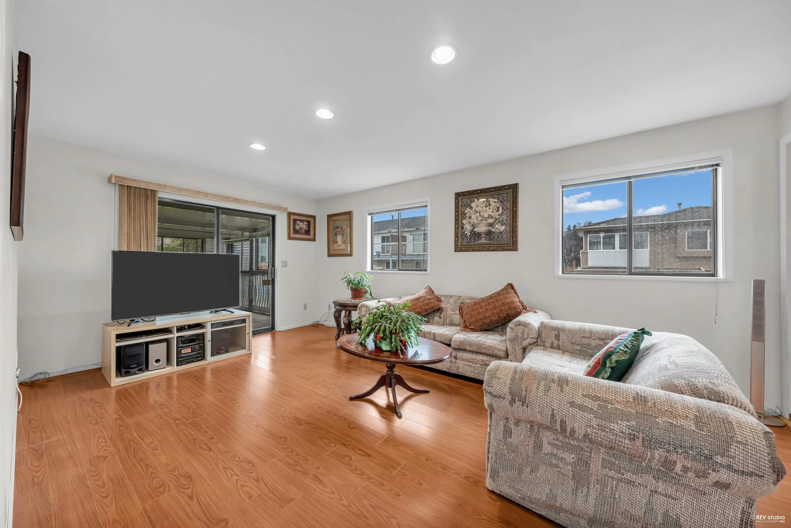 6760 Lakeview Avenue