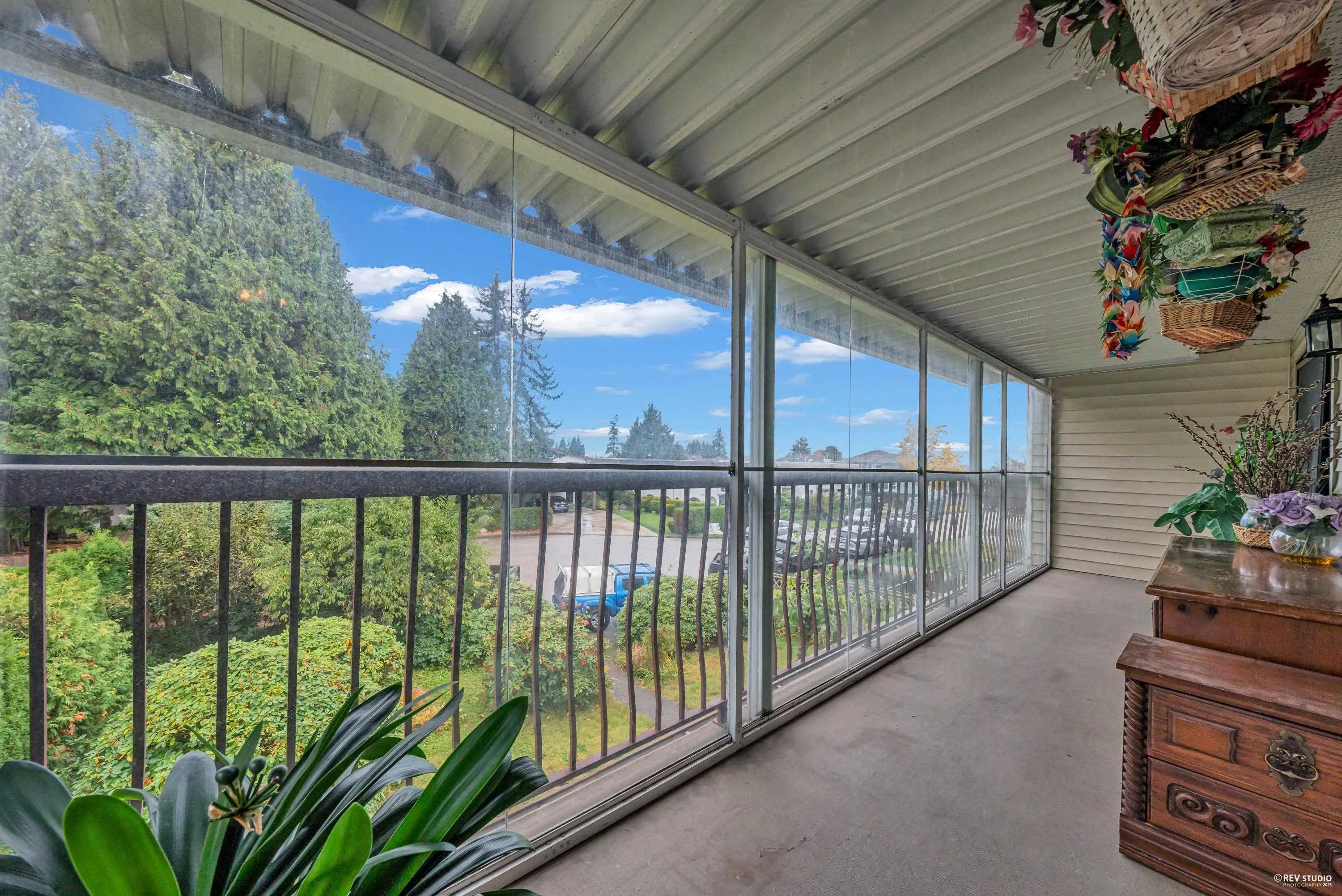 6760 Lakeview Avenue