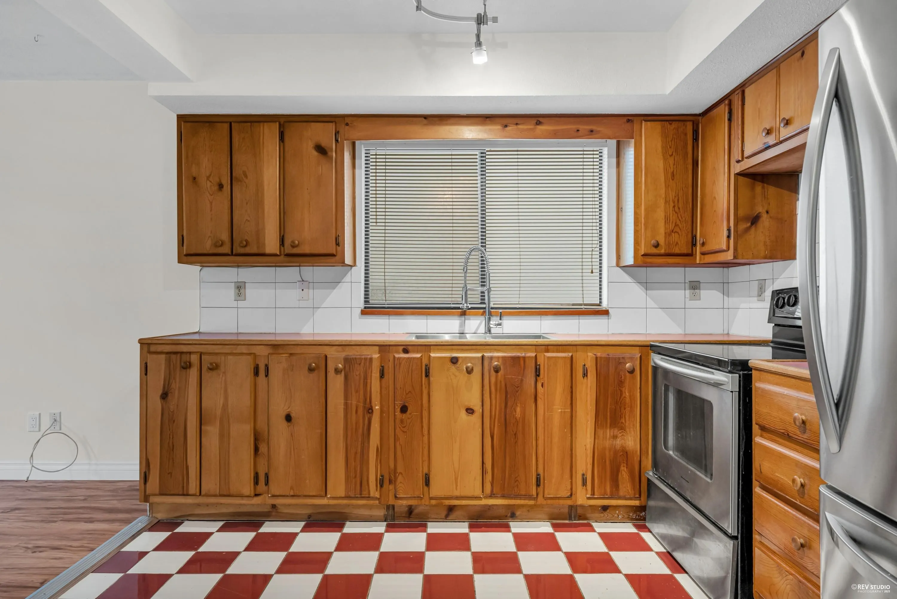 6760 Lakeview Avenue