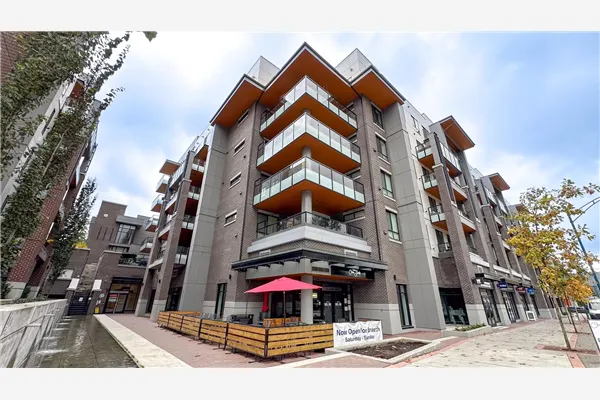 225 3131 Murray Street