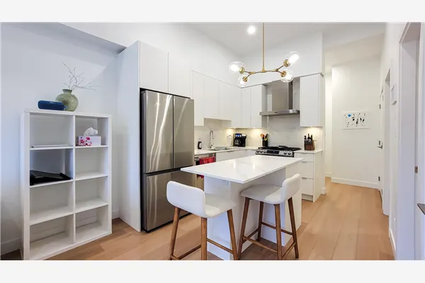 603 2331 Kelly Avenue