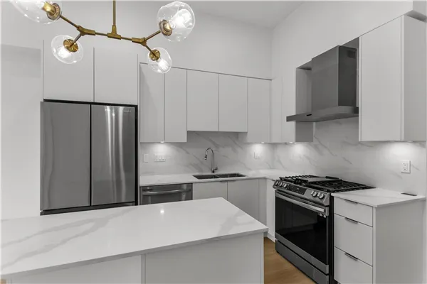 603 2331 Kelly Avenue