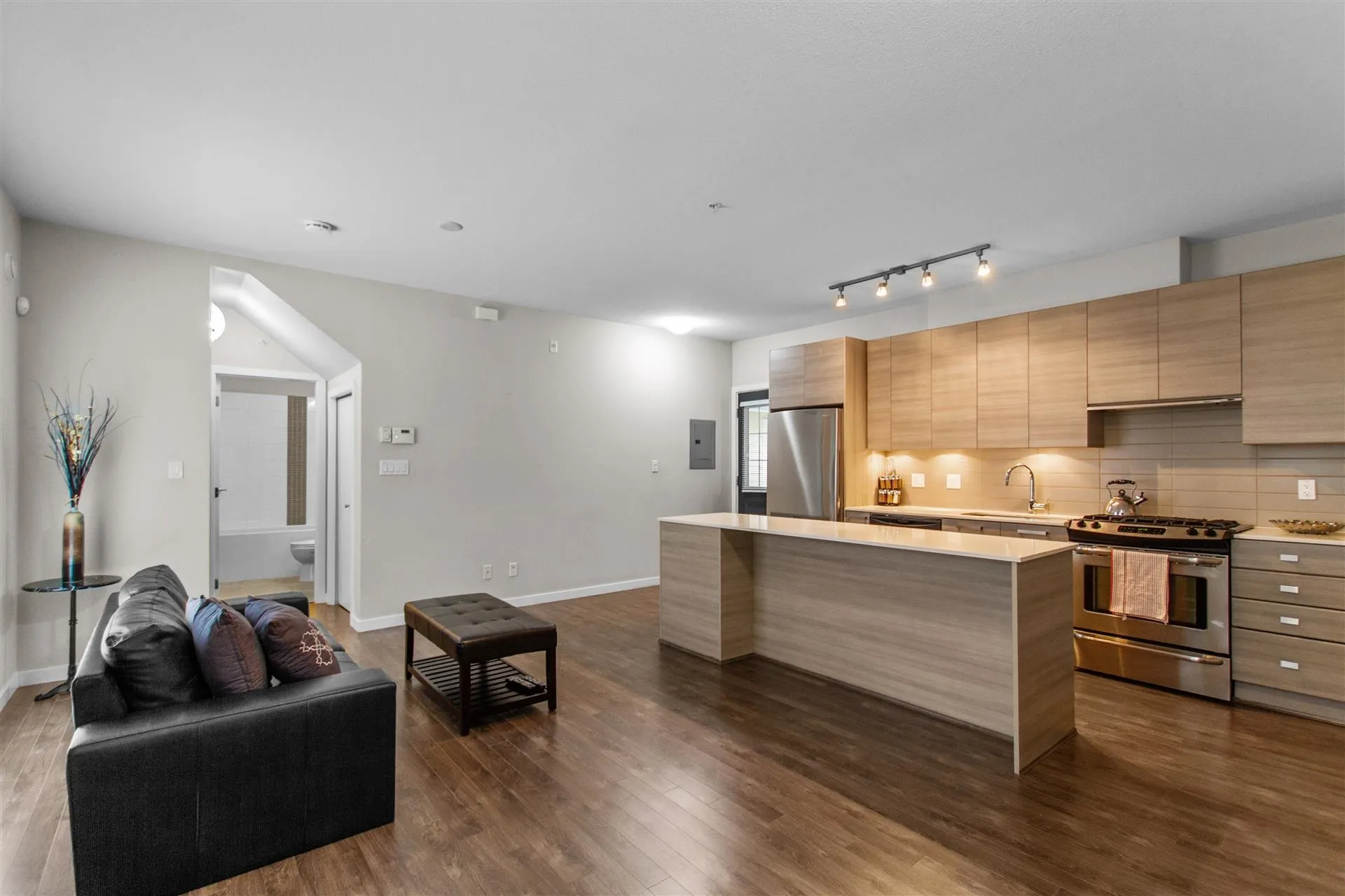 12 6965 Hastings Street