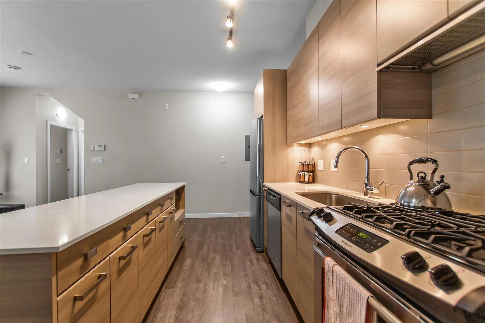 12 6965 Hastings Street