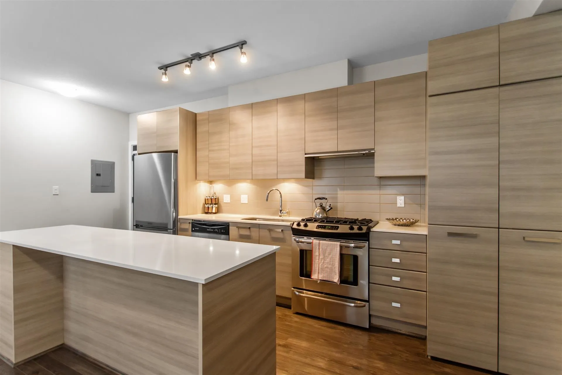 12 6965 Hastings Street