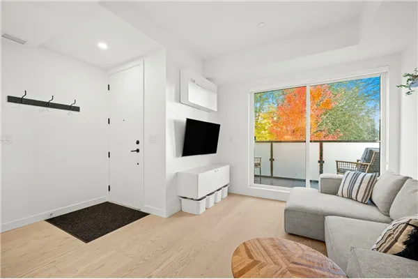 107 650 E 2nd Street