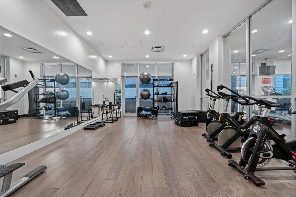 2301 833 Homer Street