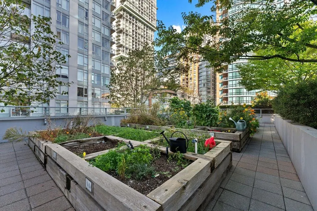 2301 833 Homer Street