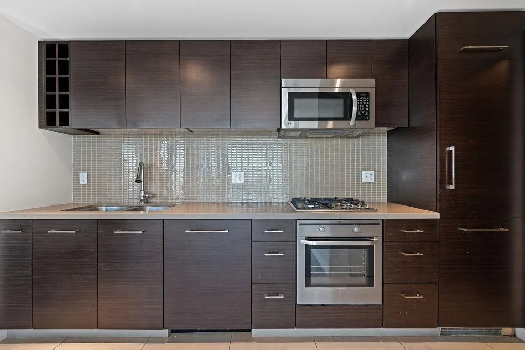 2301 833 Homer Street