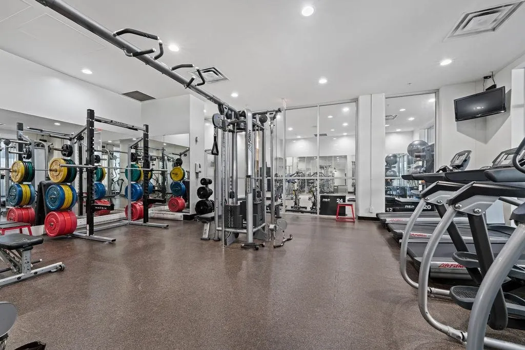 2301 833 Homer Street