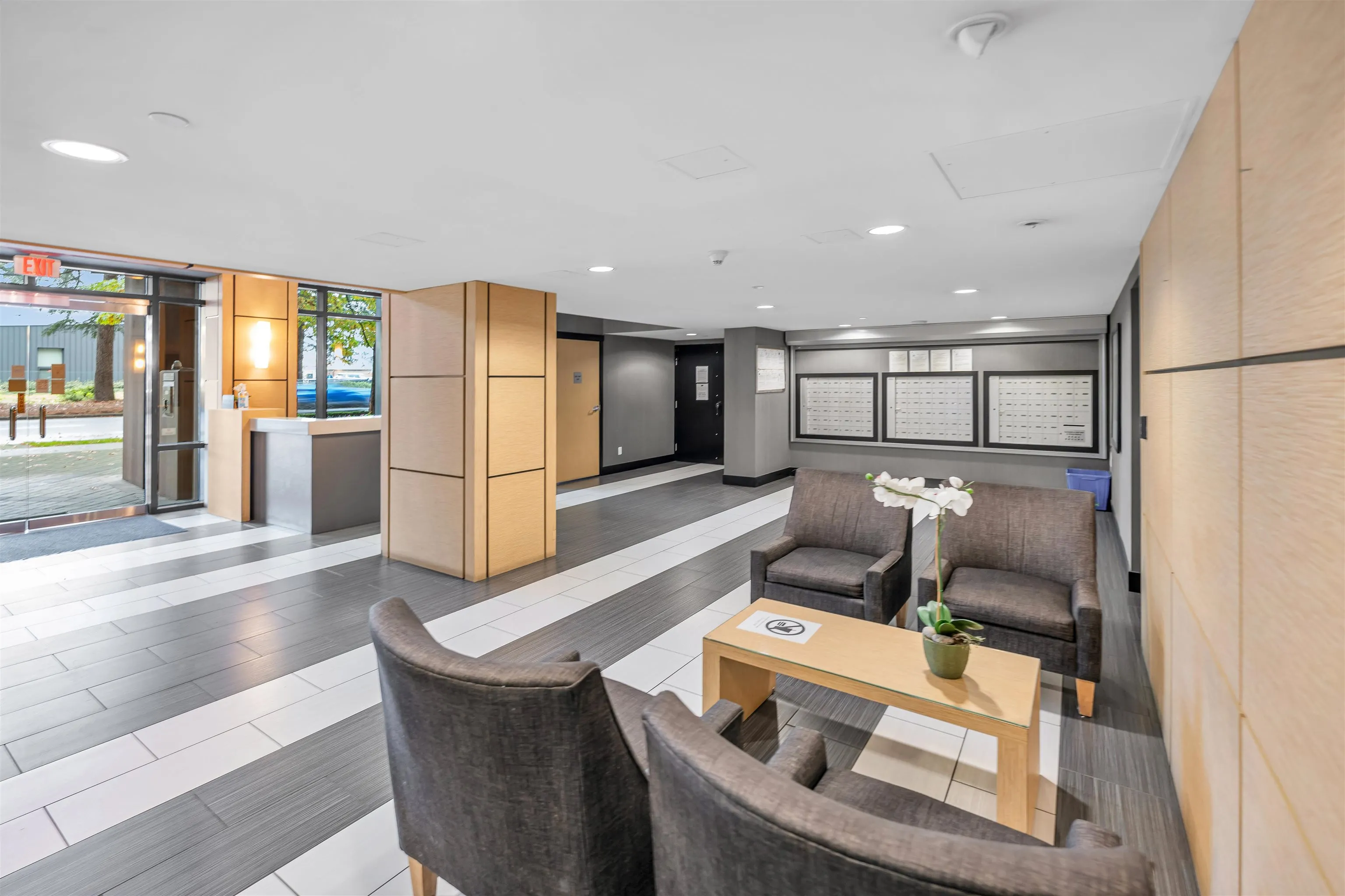 1202 8160 Lansdowne Road