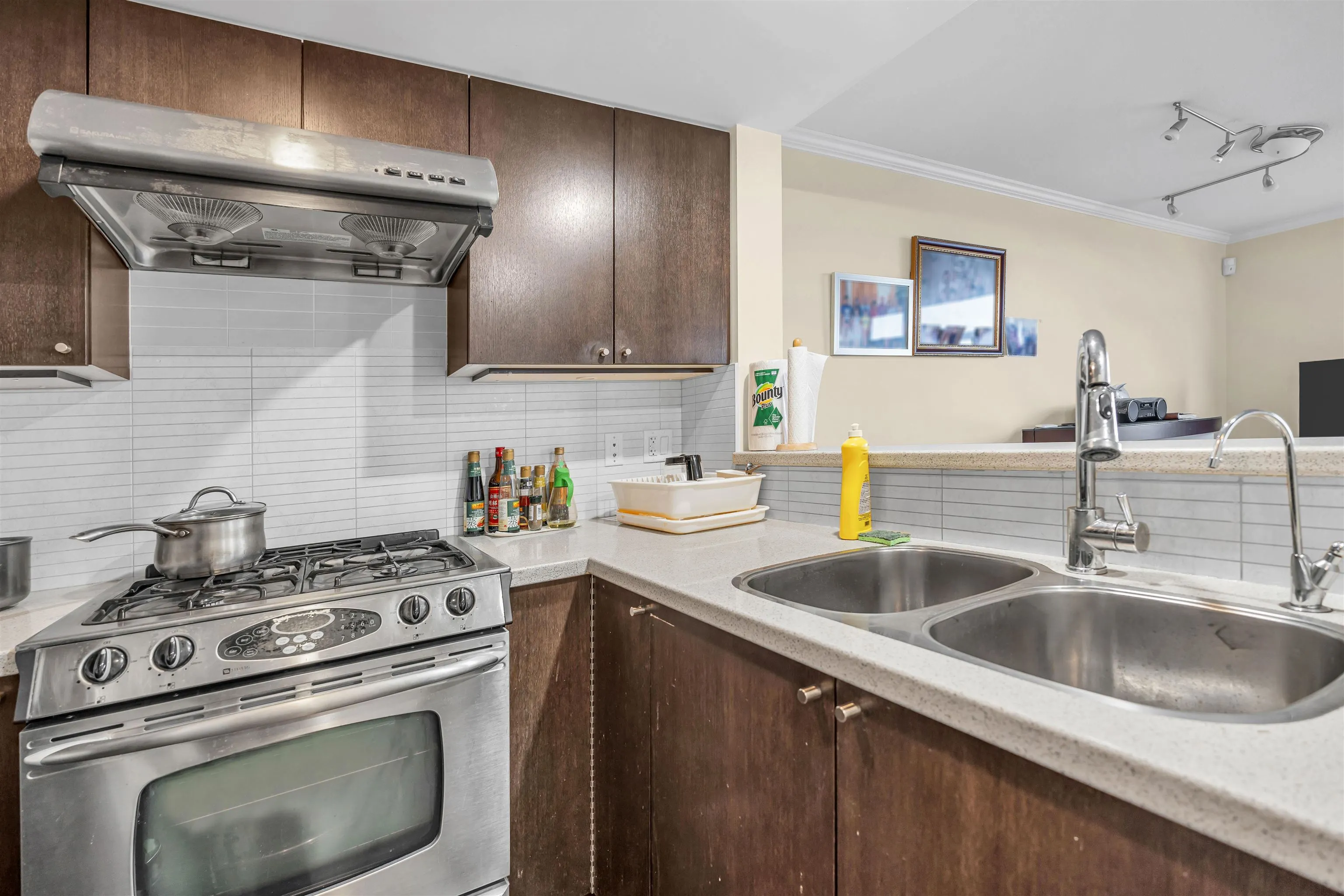 1202 8160 Lansdowne Road