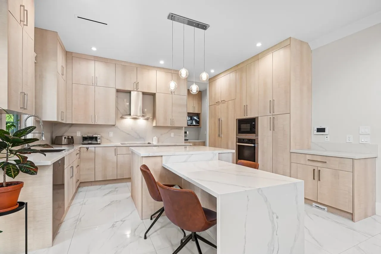 7860 Thormanby Crescent