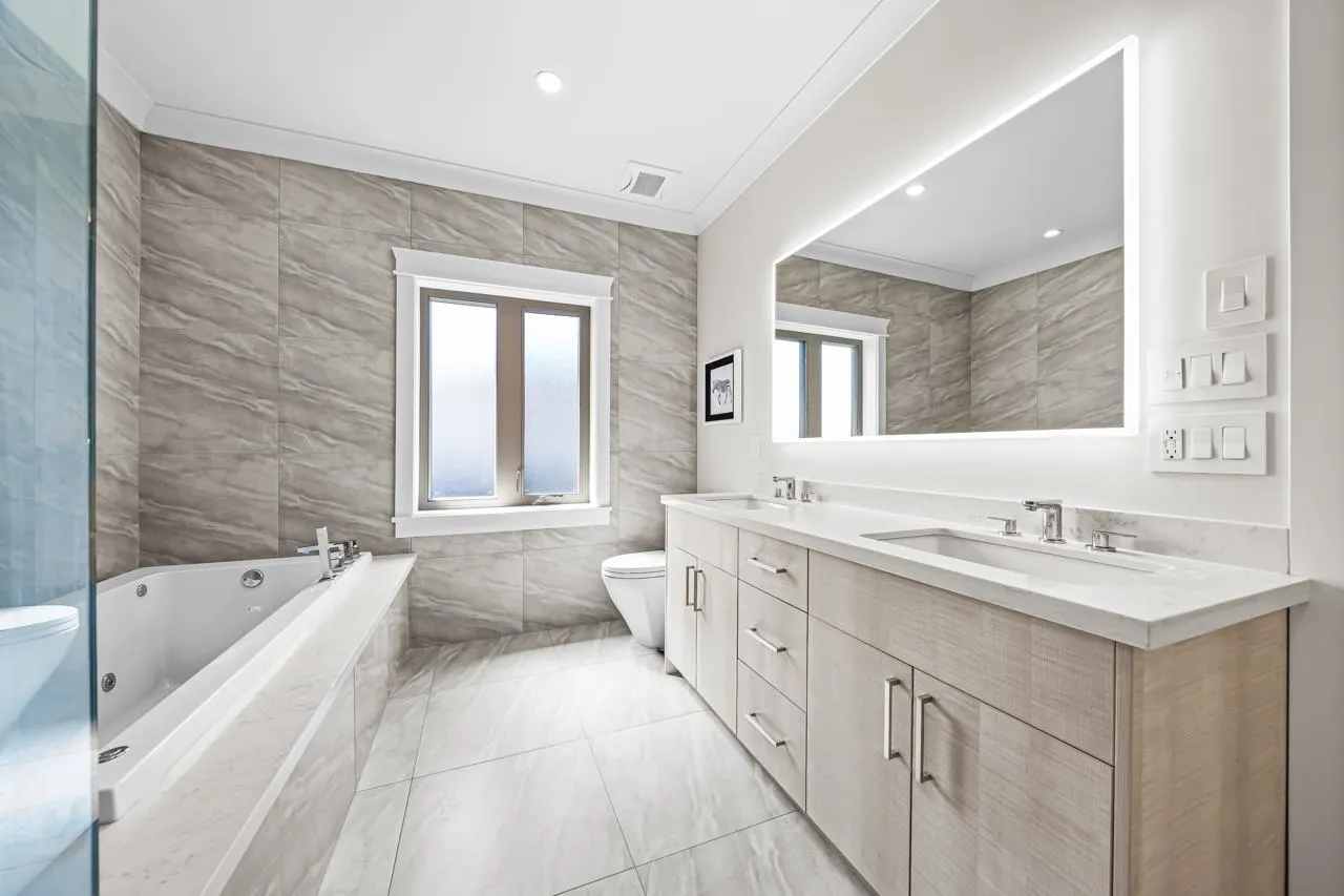 7860 Thormanby Crescent