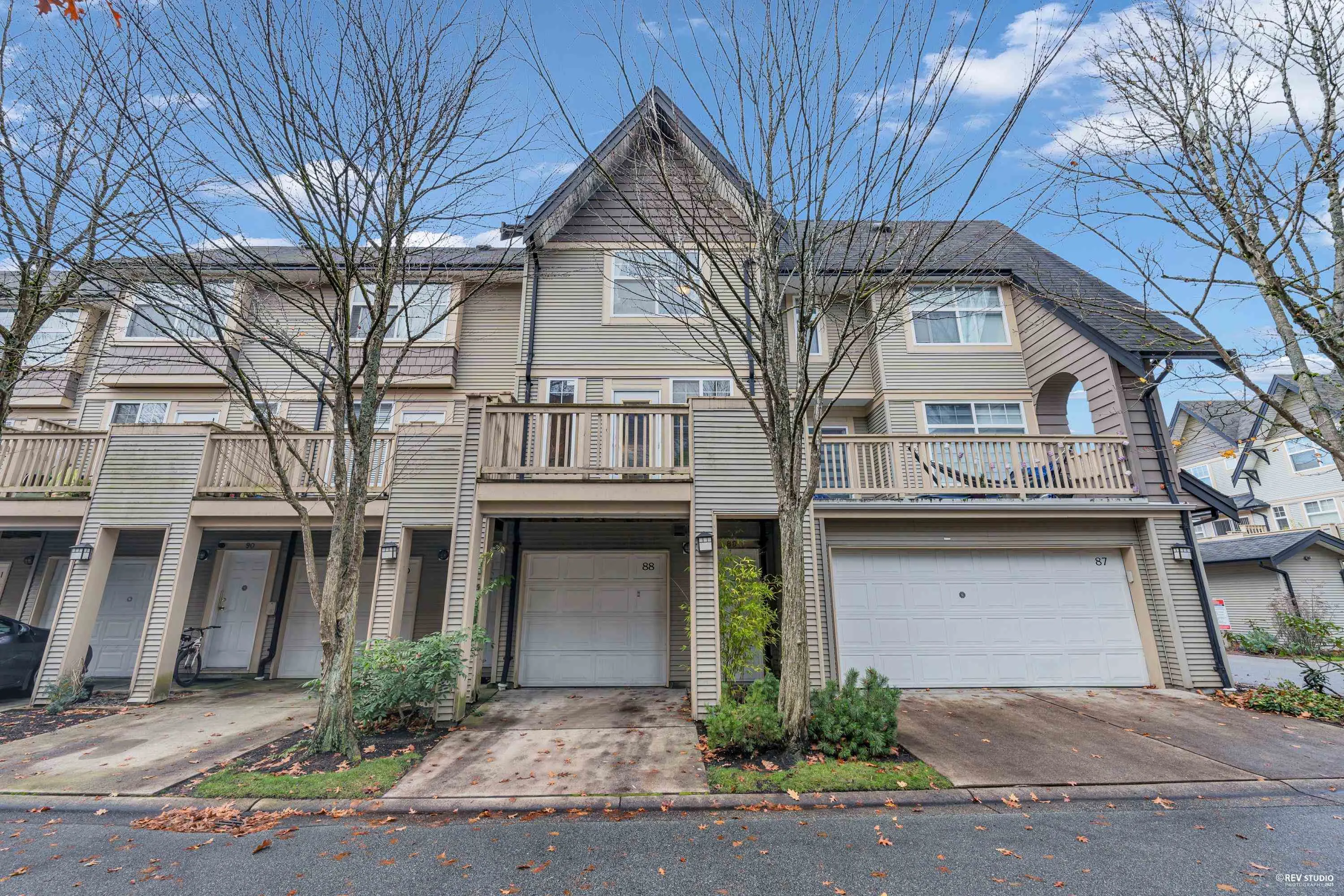 88 3711 Robson Court