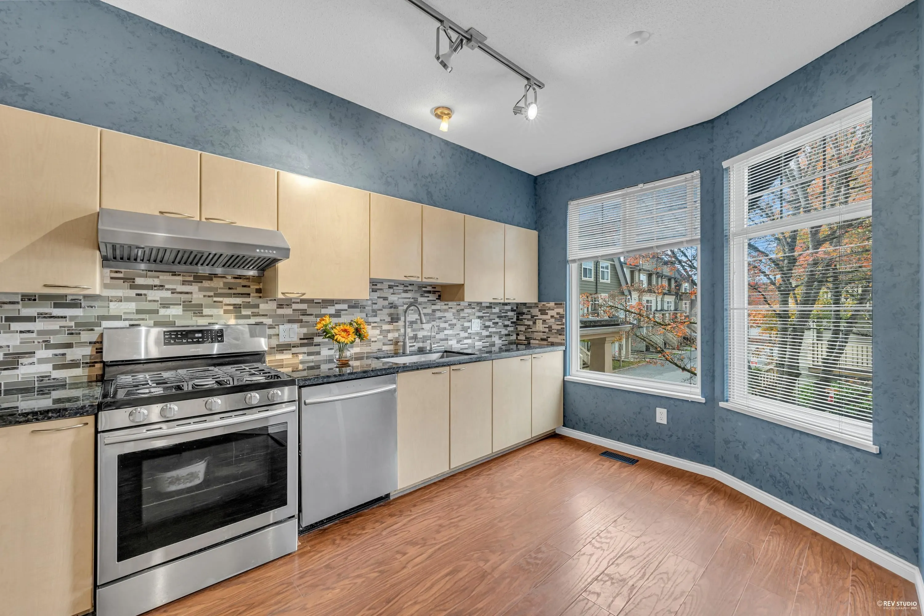 88 3711 Robson Court