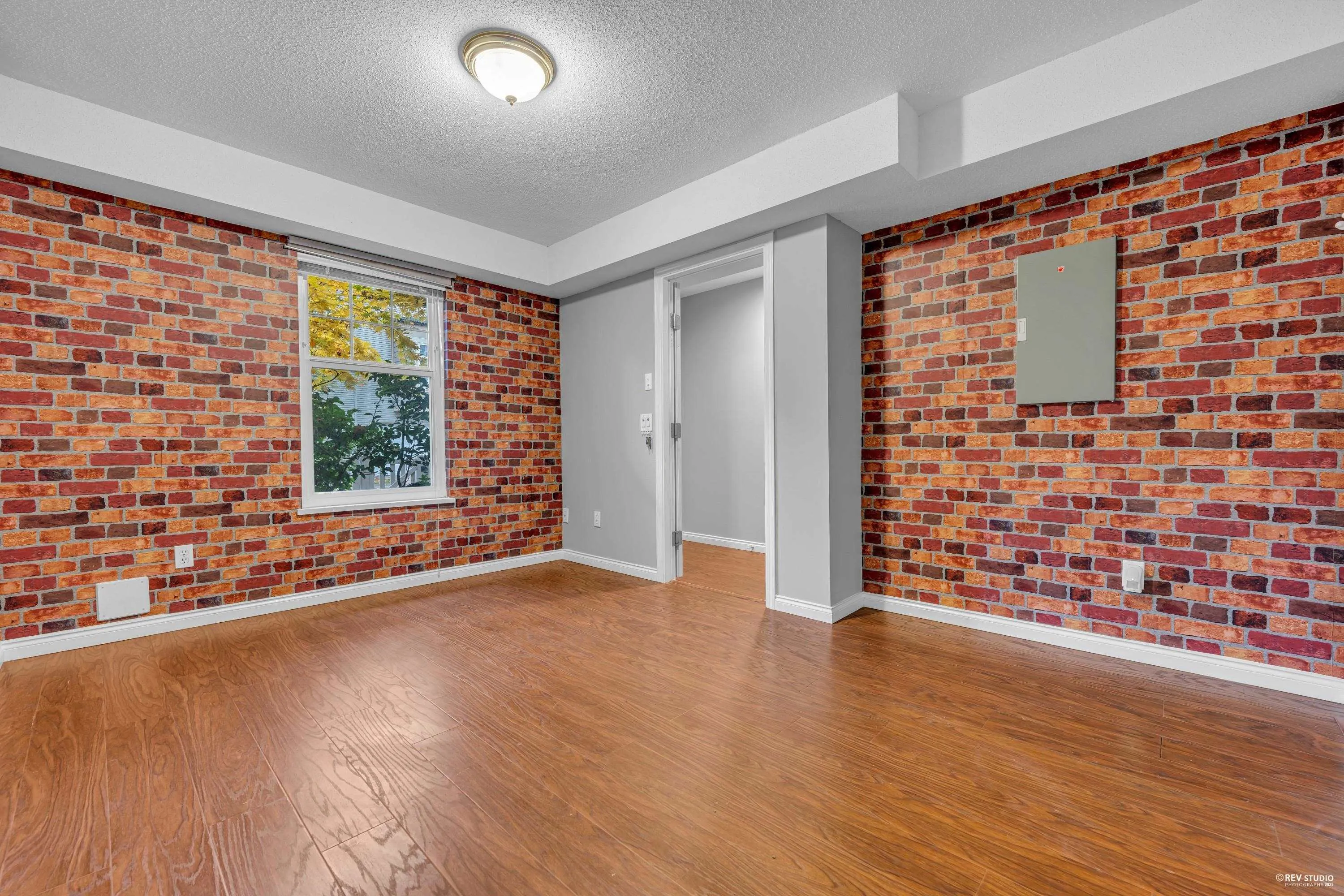 88 3711 Robson Court