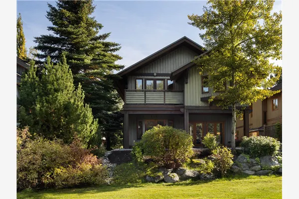 8107 Muirfield Crescent