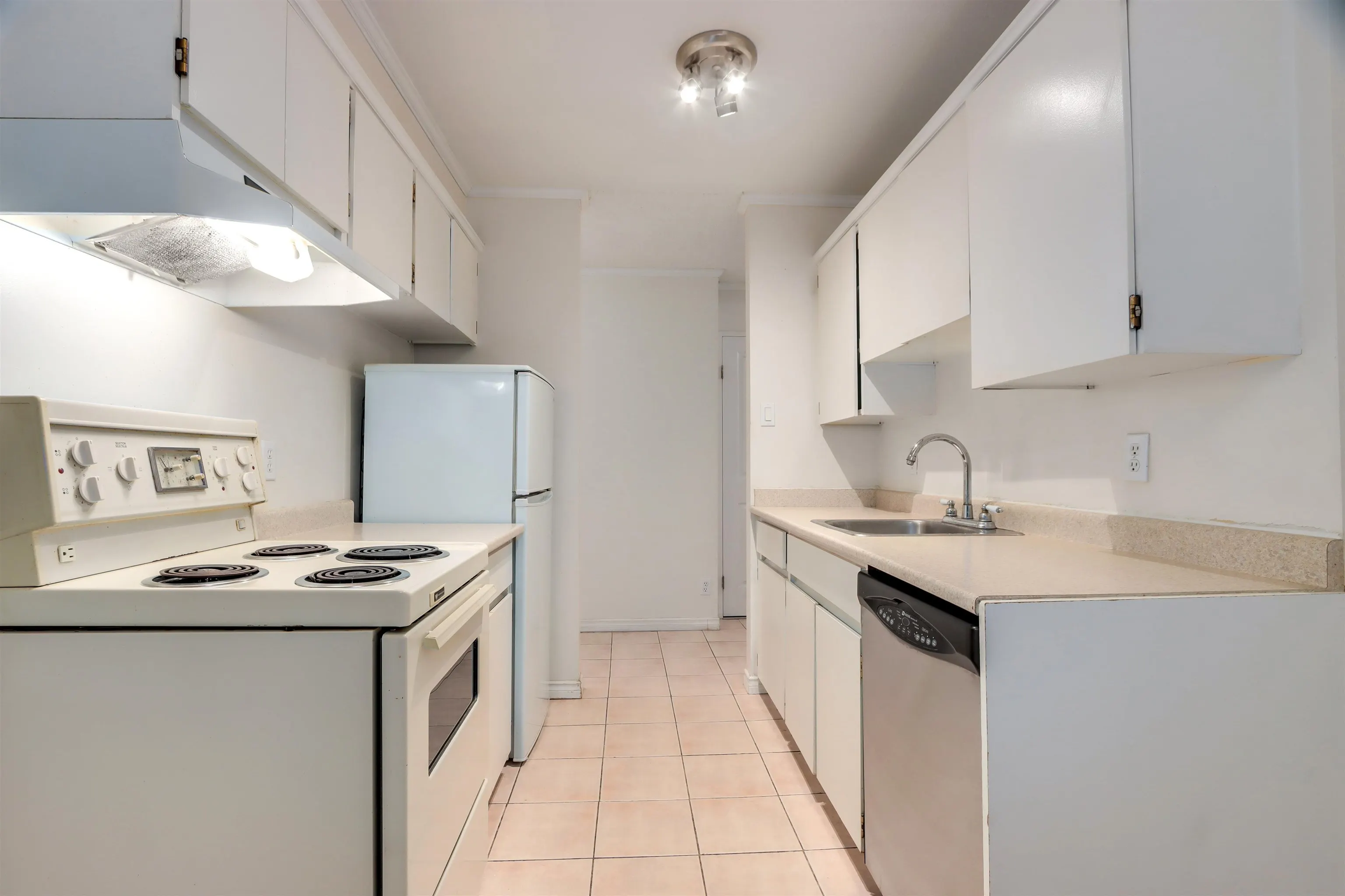 1212 2016 Fullerton Avenue