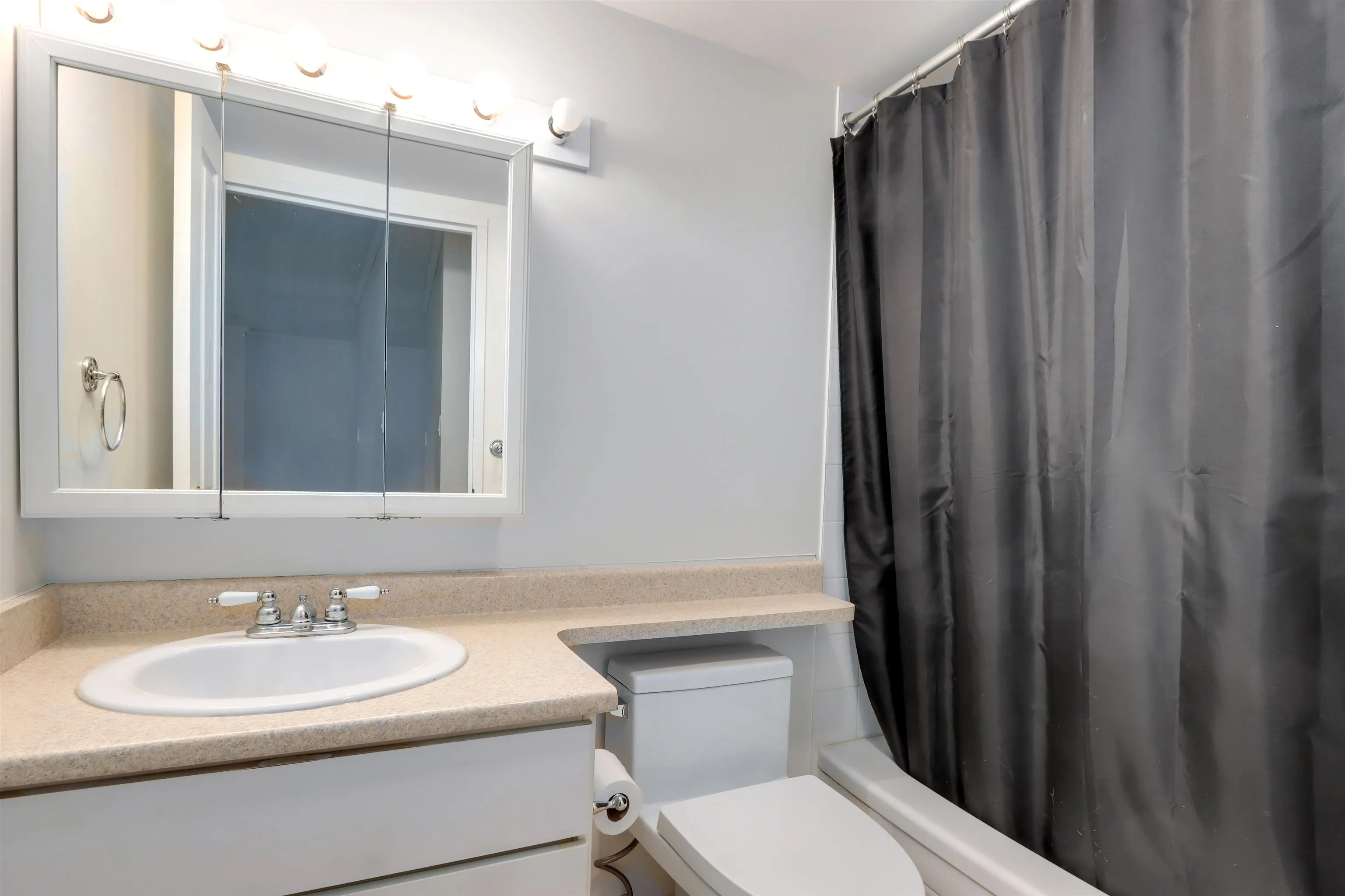 1212 2016 Fullerton Avenue