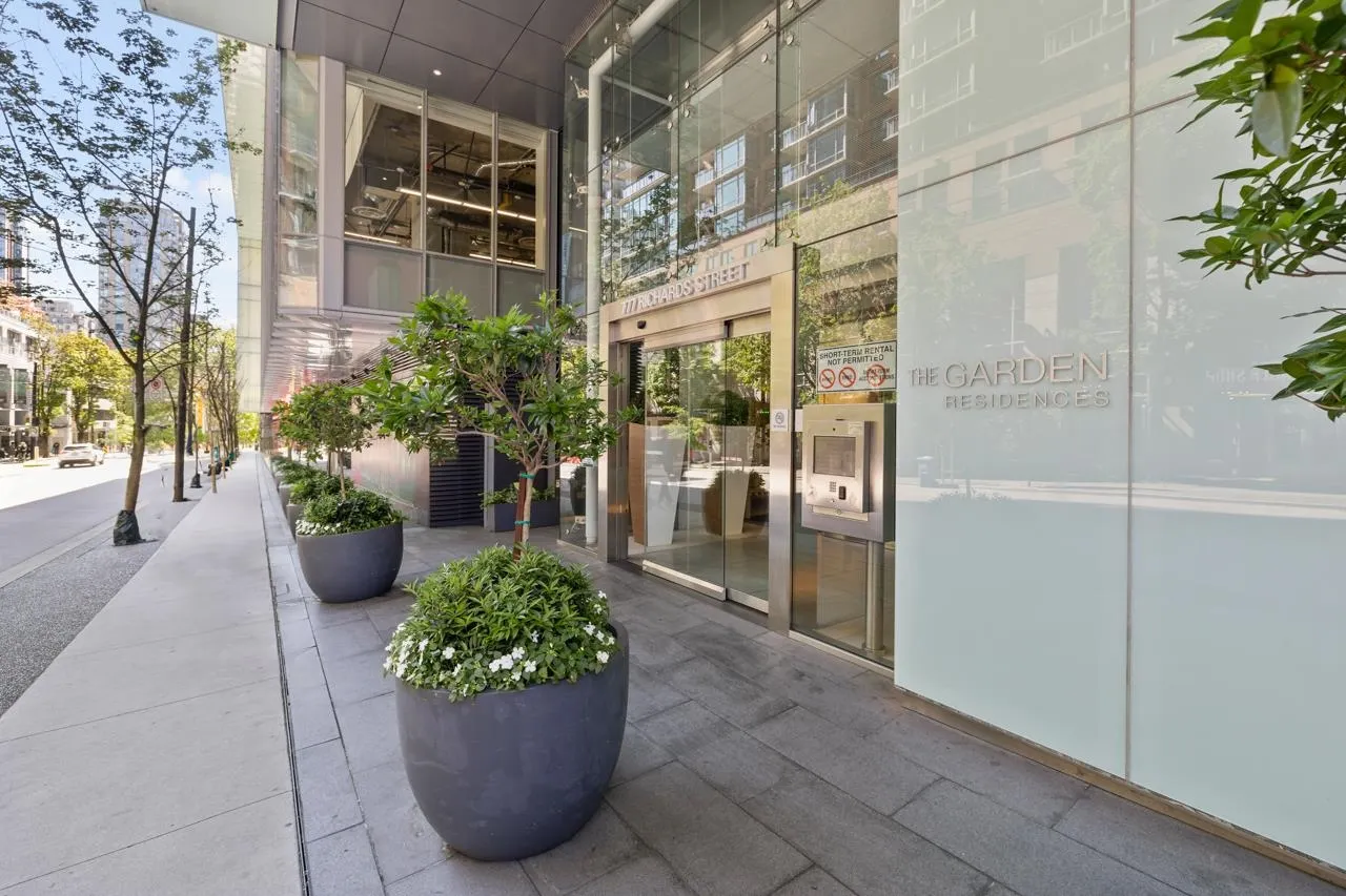 4202 777 Richards Street