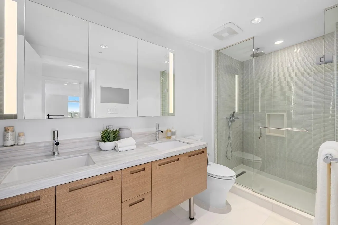 4202 777 Richards Street