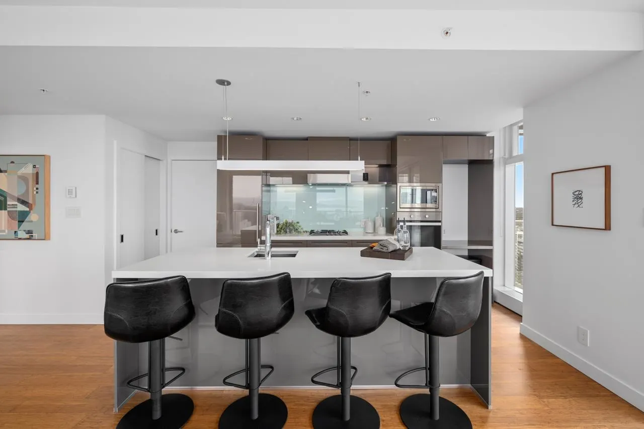 4202 777 Richards Street