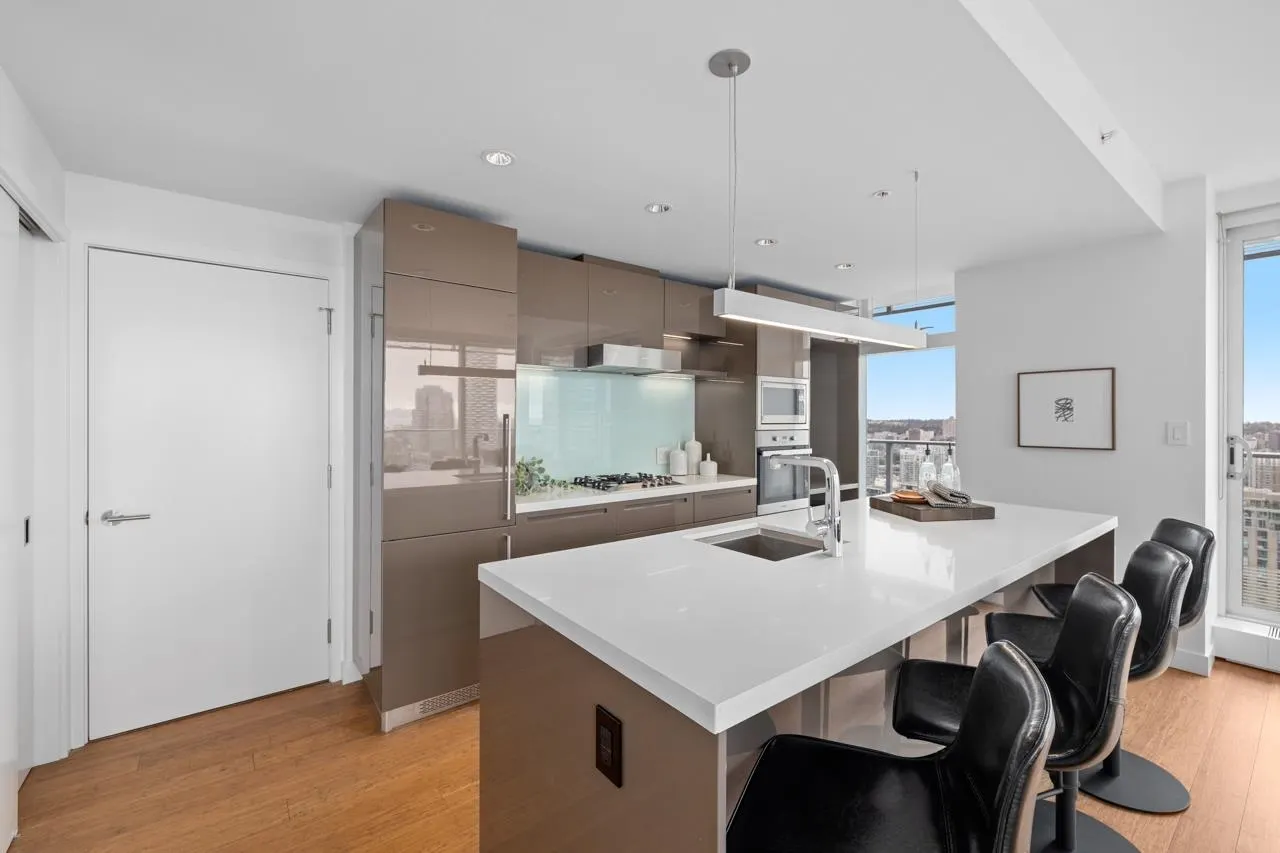 4202 777 Richards Street