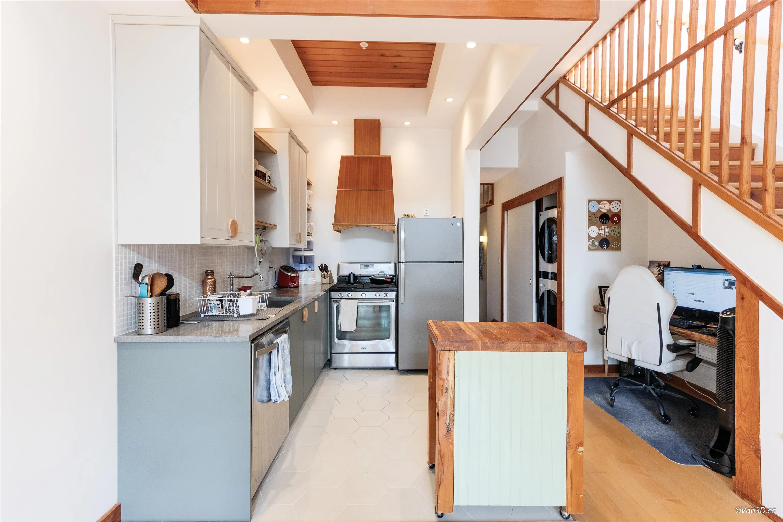 307 980 W 22nd Avenue