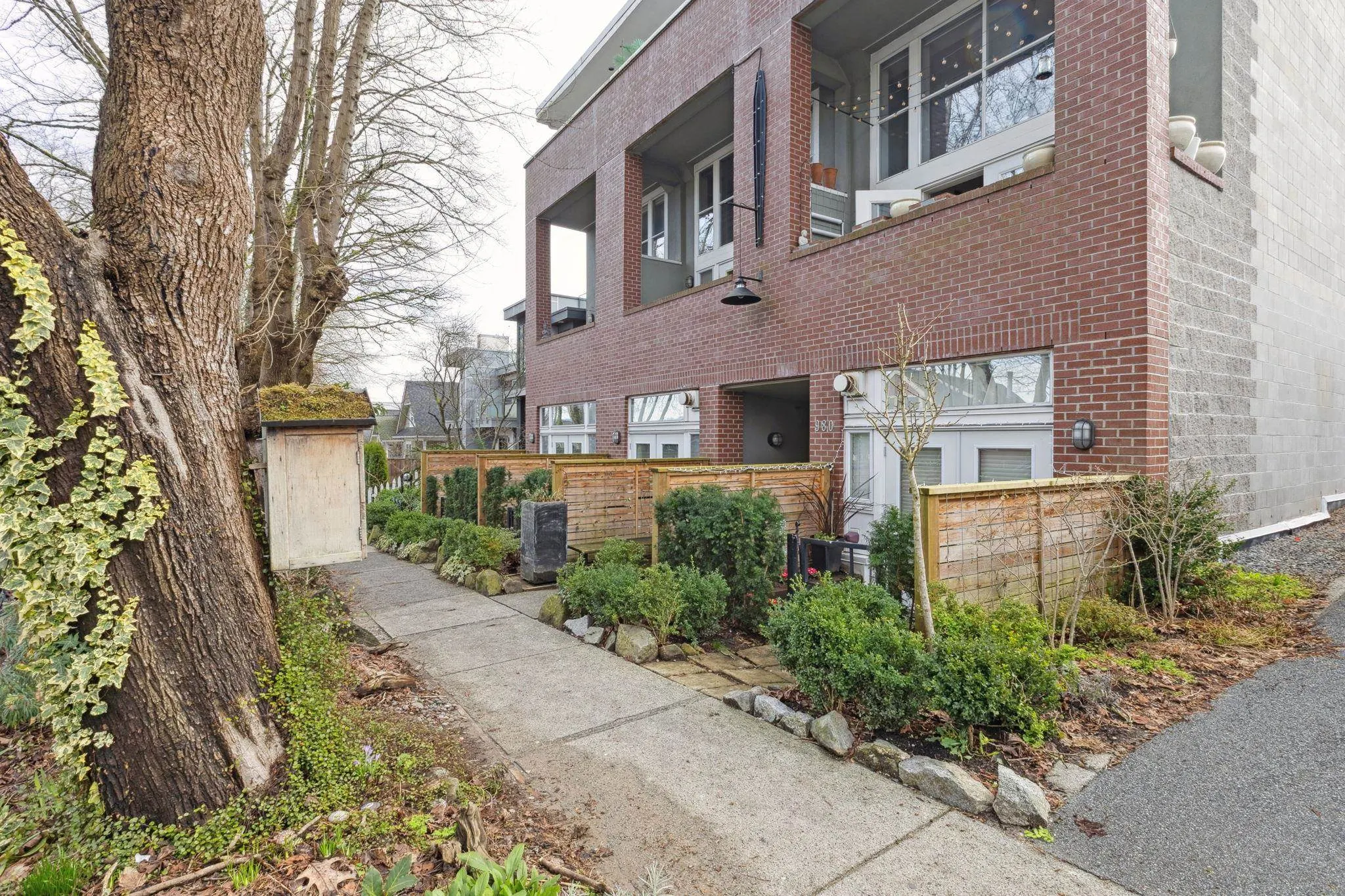 307 980 W 22nd Avenue