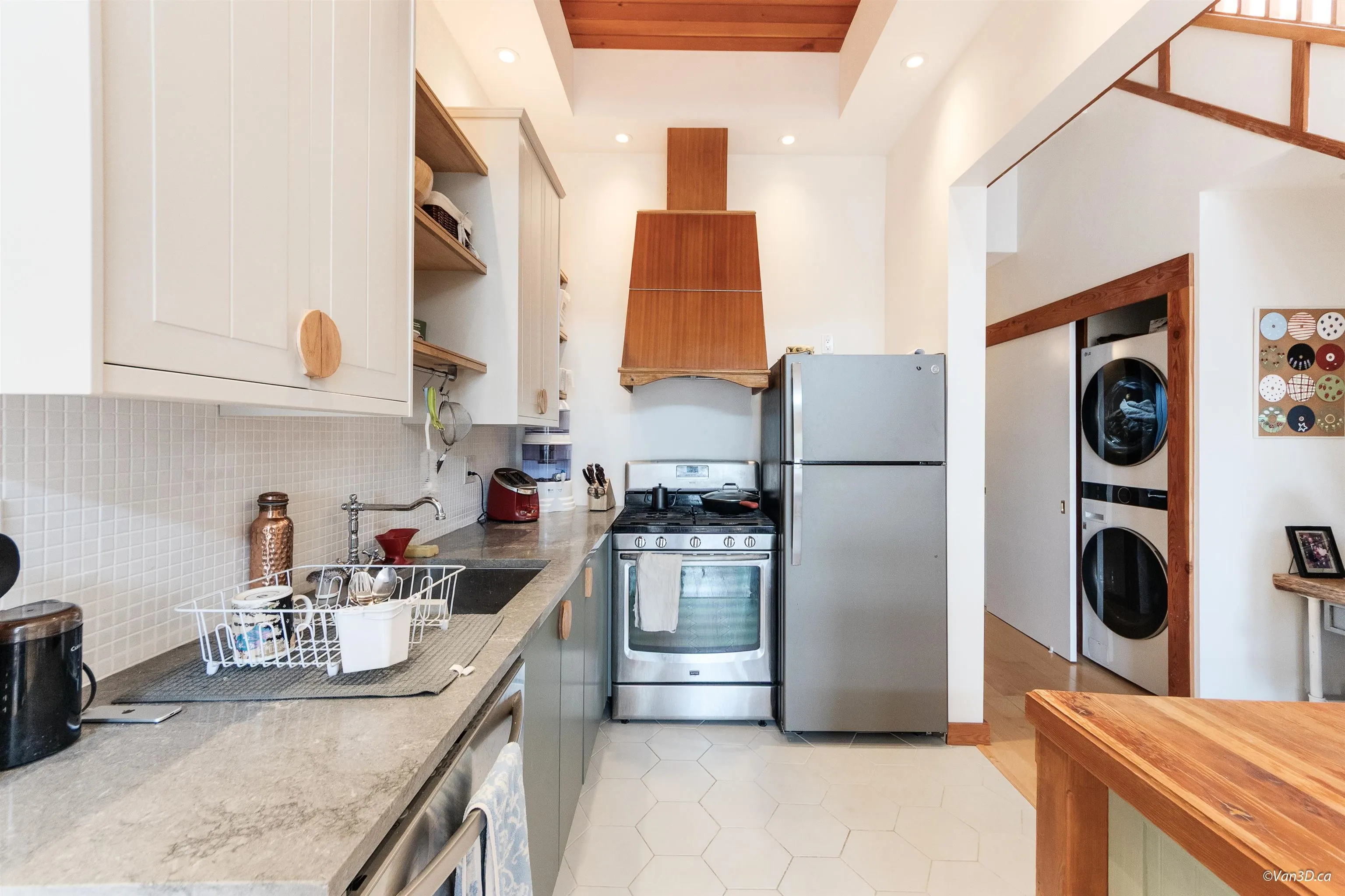 307 980 W 22nd Avenue