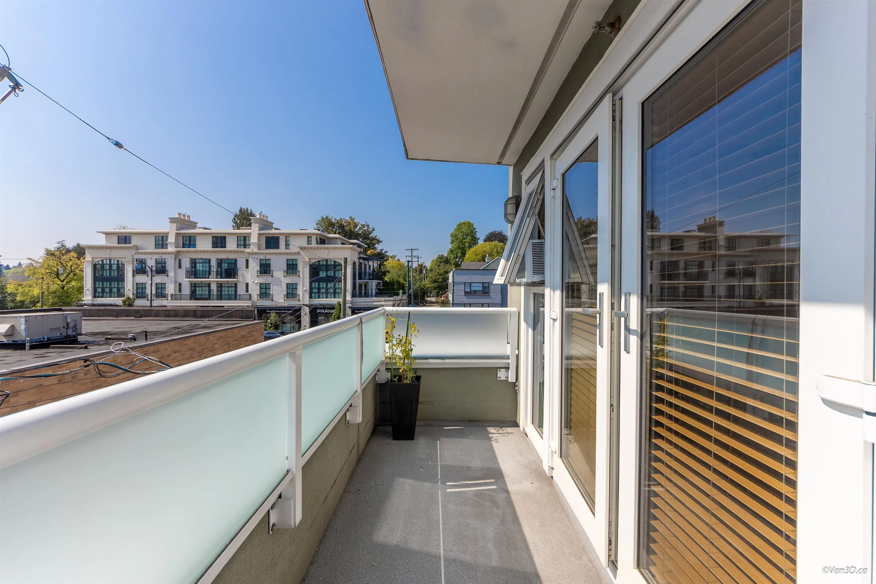 307 980 W 22nd Avenue