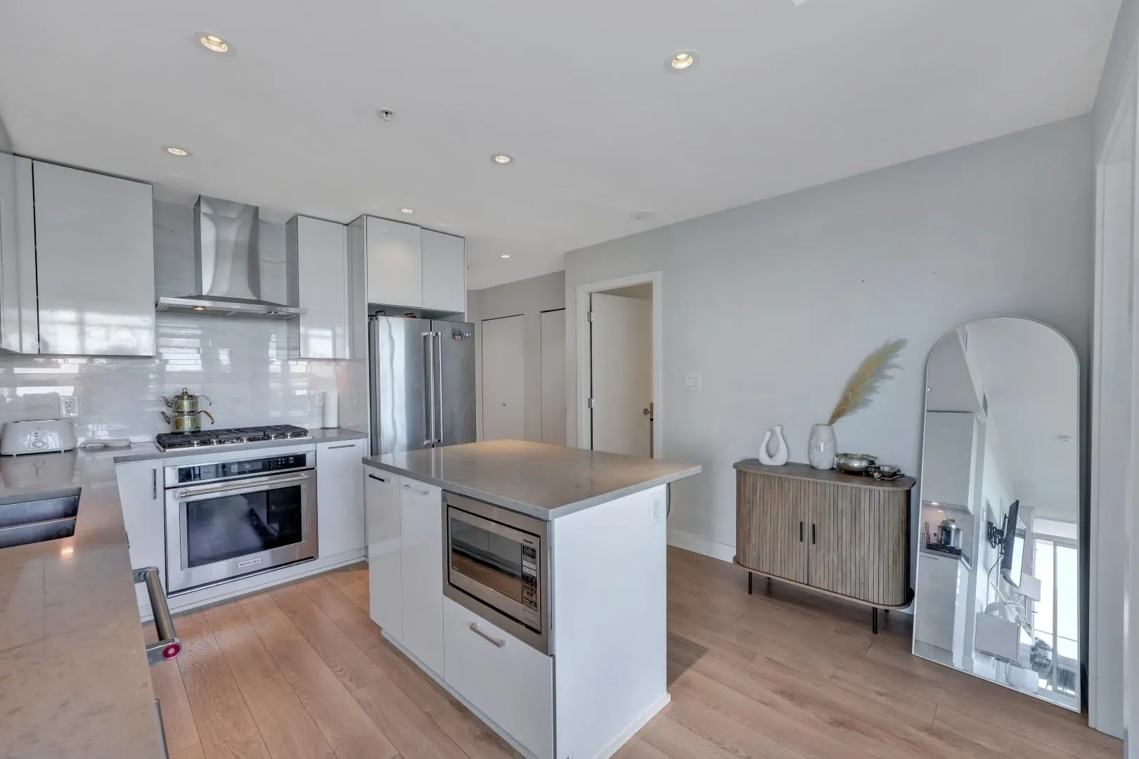 3102 1788 Gilmore Avenue