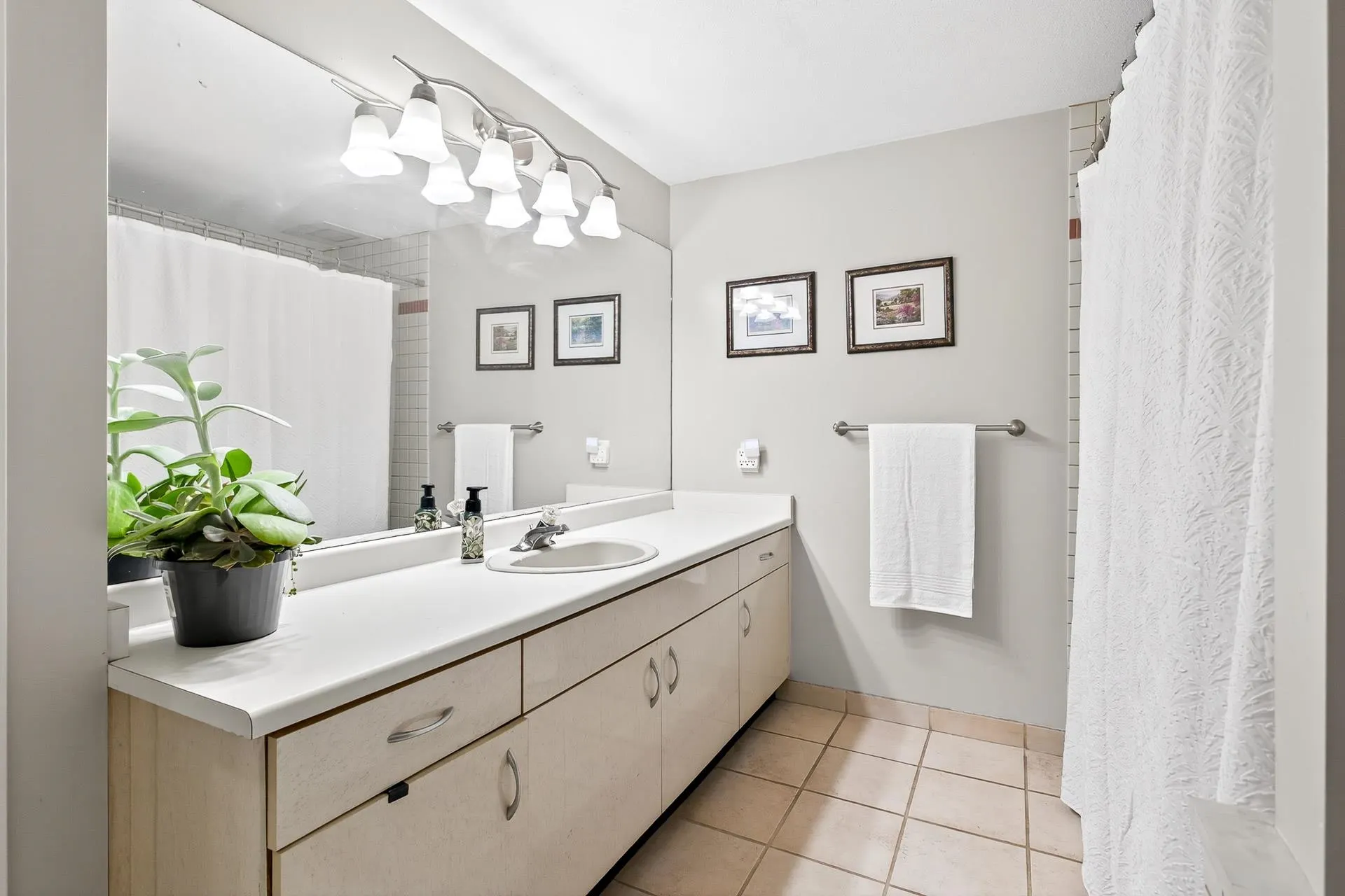 305 2733 Atlin Place