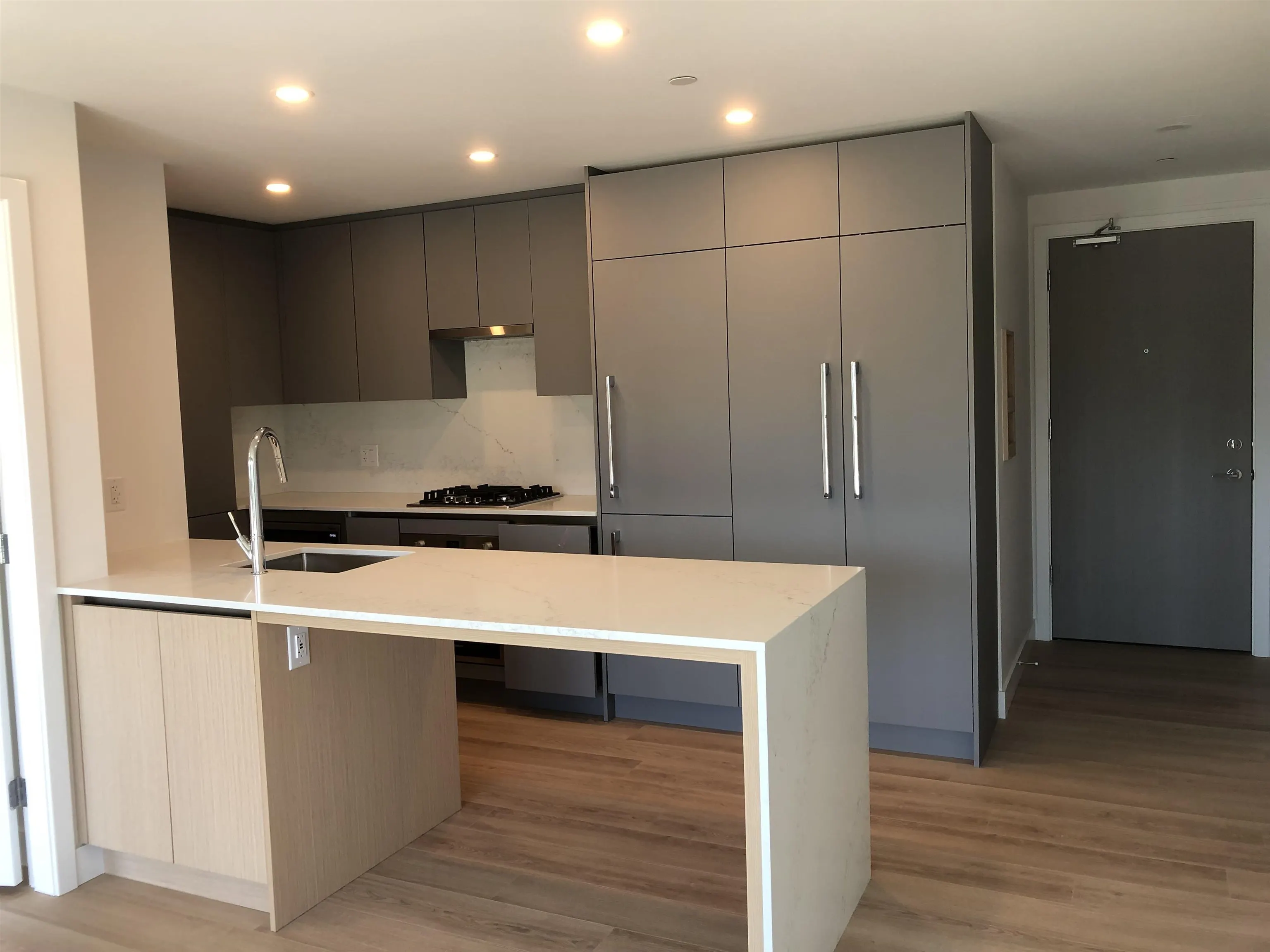 807 7977 Lansdowne Road