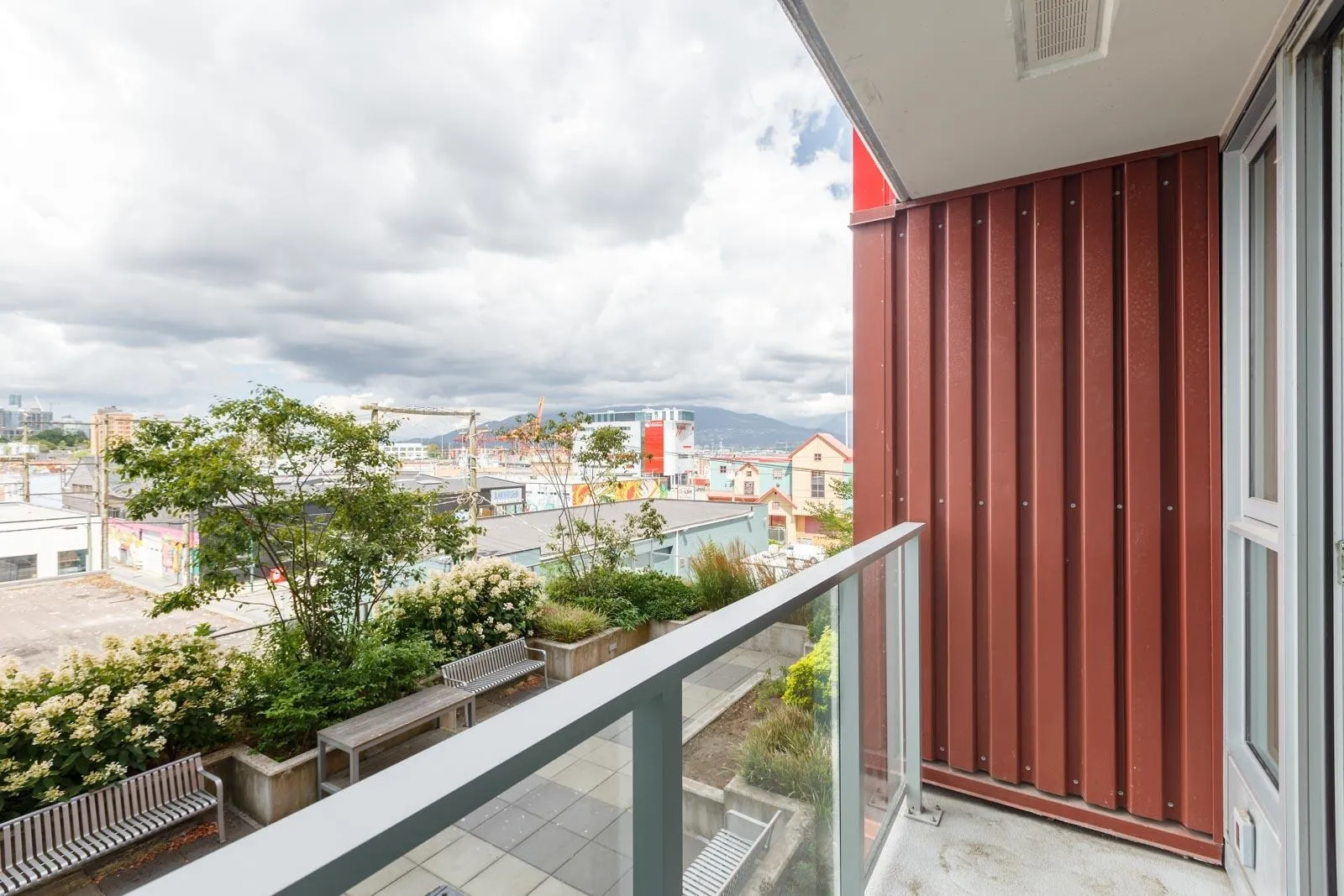 301 933 E Hastings Street