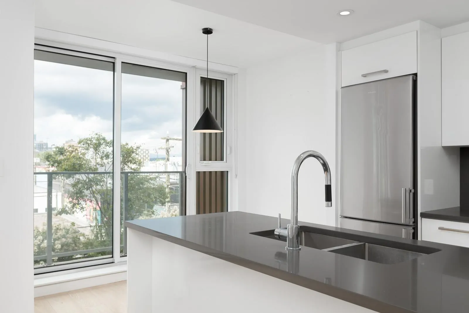 301 933 E Hastings Street