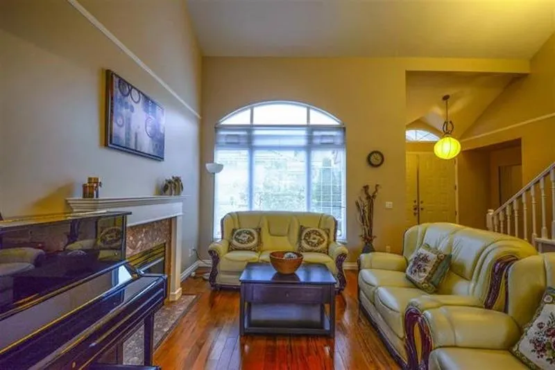 1590 Plateau Crescent