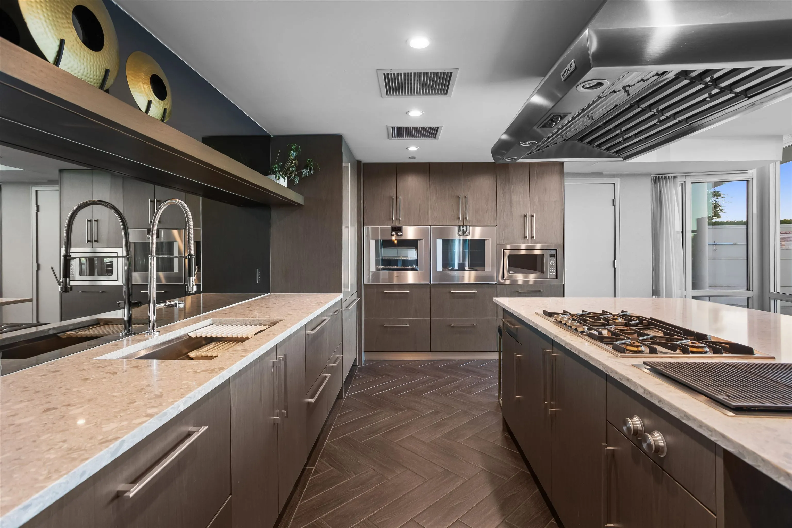 1208 210 Salter Street