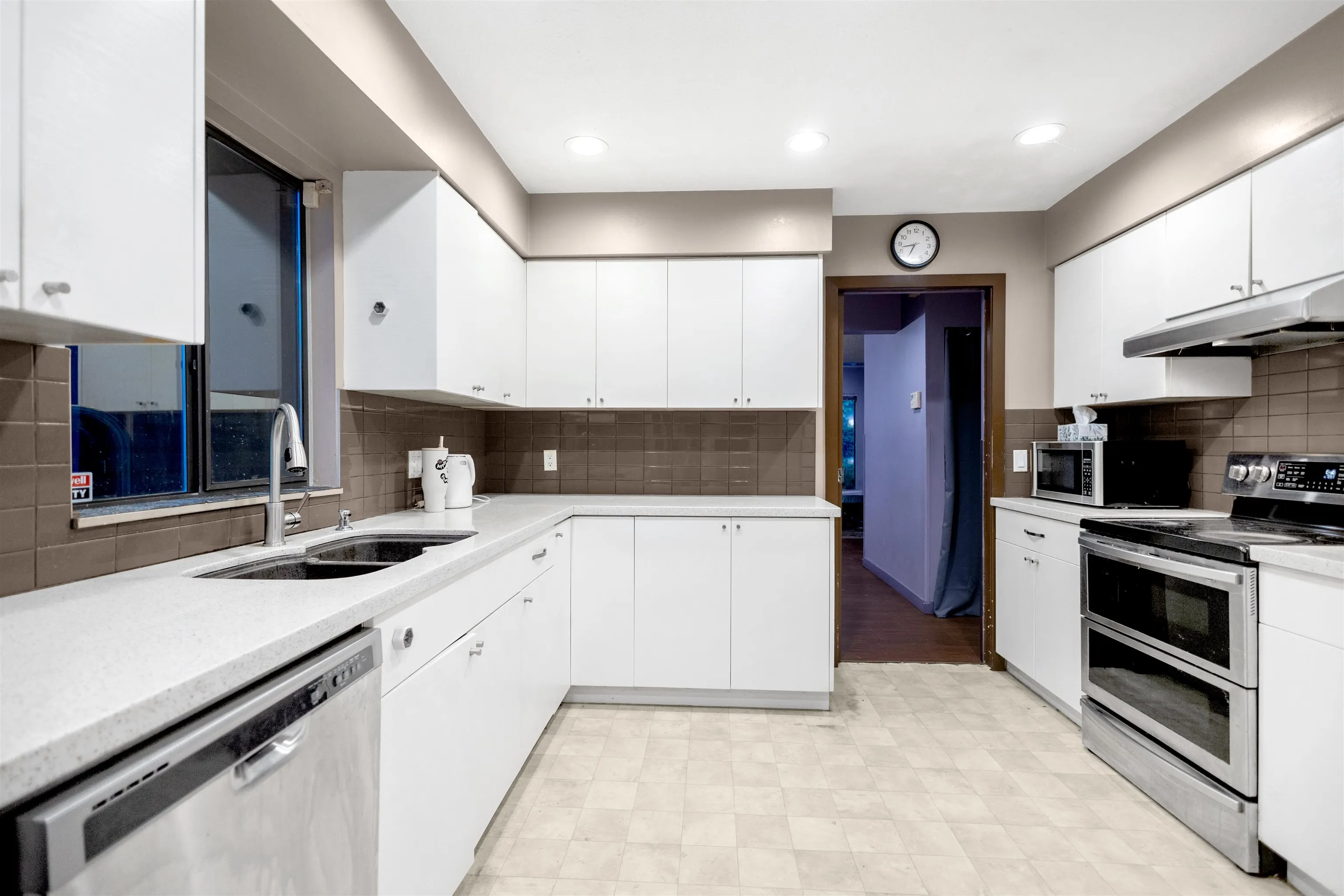 5741 Mayview Crescent