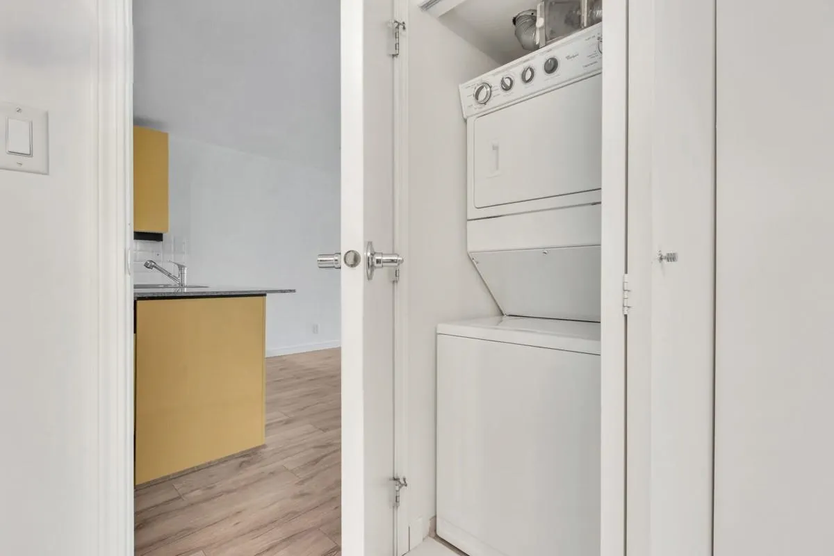 1202 188 E Esplanade