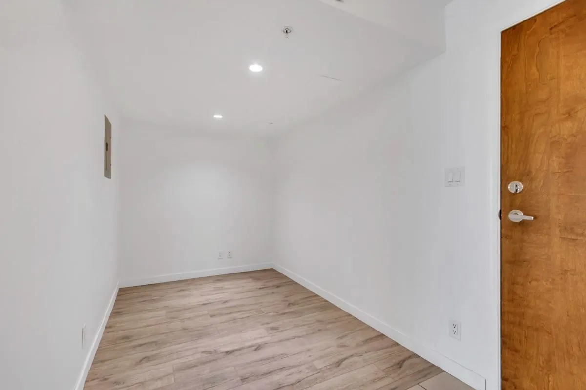 1202 188 E Esplanade