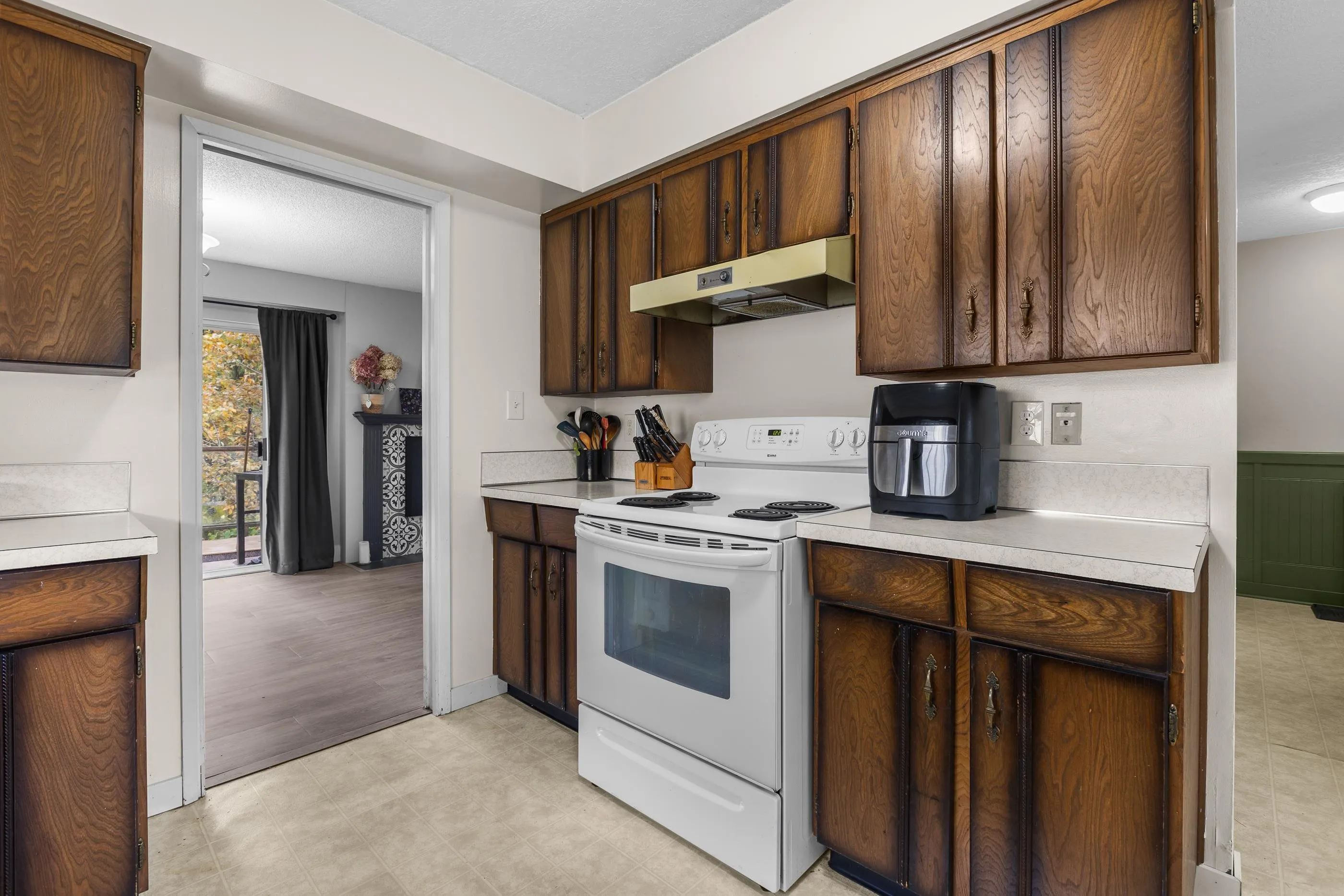 1507 Elinor Crescent