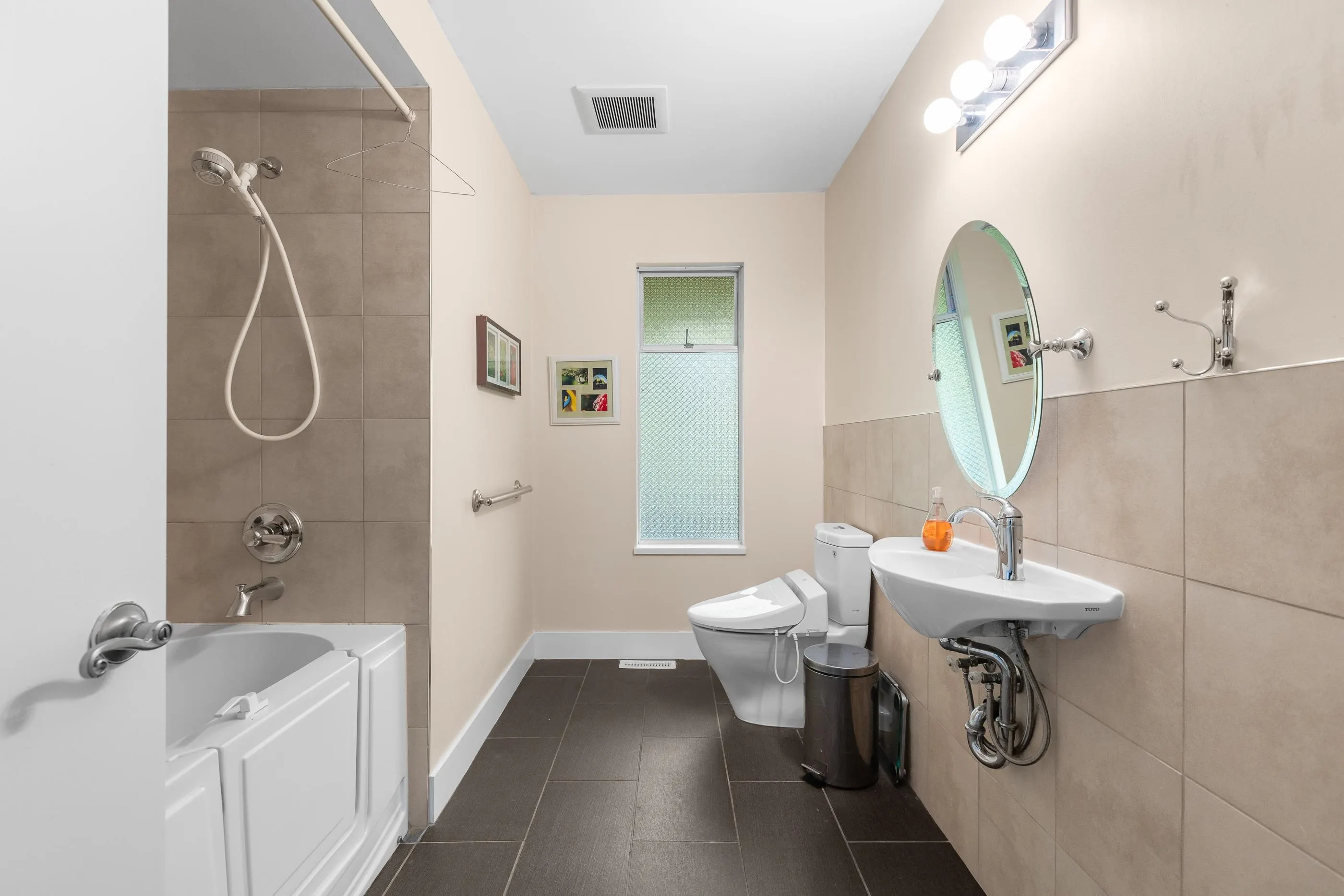 1507 Elinor Crescent